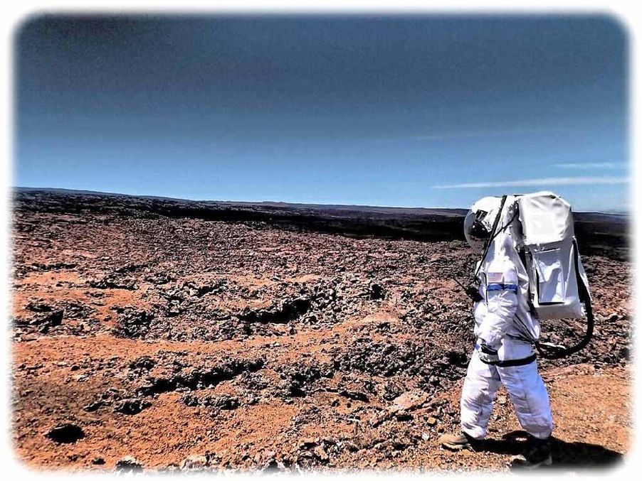 Wie auf dem echten Mars dürfen die Wissenschaftler beim hi-seas-Experiment in einer Basalt-Wüste auf Hawaii ein Jahr lang nur im Astronauten-Anzug die Raumstation verlassen. Foto: hi-seas.org
