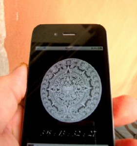 Die extrem hilfreiche iPhone-App "2012" zählt die Apocalypse herbei und liefert Hotel-Werbung. Abb.: hw