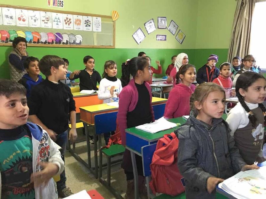 1.300 Kinder, die mit ihren Familien vor dem Krieg in Syrien geflohen sind, erhalten im Libanon dank arche noVa wieder Schulunterricht. Foto: arche noVa. 
