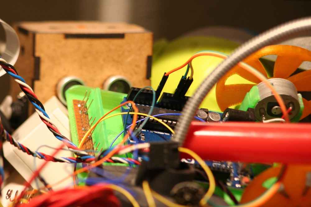 Ein Arduino mit Plasteteilen. Foto: martialche0, Pixabay, https://pixabay.com/photos/arduino-colorful-plastic-2423971/ Lizenz: Pixabay Content License, https://pixabay.com/service/license-summary/