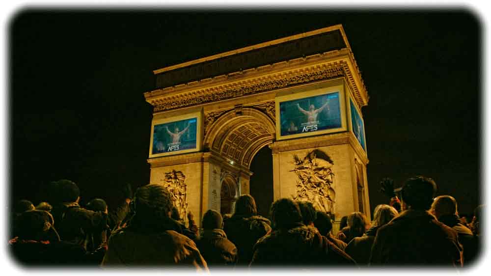 Opium fürs Volk: In den Slums von Paris übertragen Großbildschirme die Doping-Wettbewrebe. Foto: Tiberius-Film