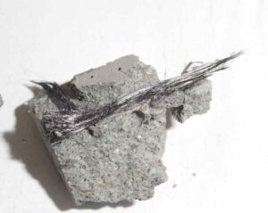 Aufgespaltener Baustoffrest. Foto: TU Bergakademie Freiberg