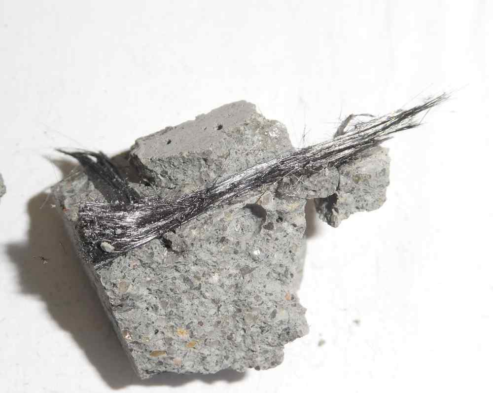 Aufgespaltener Baustoffrest. Foto: TU Bergakademie Freiberg