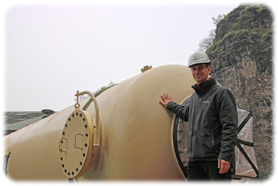 Hofft auf neue Erkenntnisse über die Kernfusion in Riesensternen: Physiker Daniel Bemmerer neben dem Beschleuniger-Tank beim Eiswurmlager in dresden. Foto: Heiko Weckbrodt
