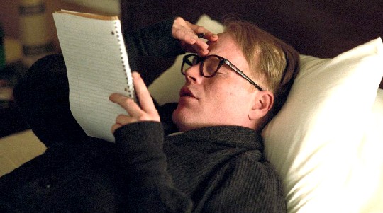 Truman Capote (Philip Seymour Hoffman) arbeitet manisch am Psychogramm der Mörder. Abb.: Fox
