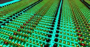 Konzept für einen Opto-Computerchip auf Basis der selbstorganisierenden Gold-Lichtleiter. Wie eine Feder-Weiche dreht der Nanoschalter den Lichtleiter. Foto: DNAmic