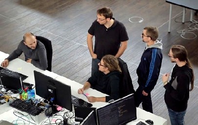 Das Team beratschlagt sich in der Dresdner "Zeitenströmung". Foto: BSF/ Cloud & Heat/ Seedmatch