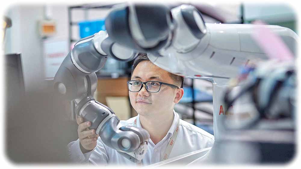 Kollaborative Roboter, die nahtlos mit Menschen zusammenarbeiten, sind ein wichtiger aktueller Trend in der Robotik. Hier ist der kollaborative Yumi-Roboter von ABB zu sehen. Foto: ABB