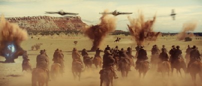 Jippie: Die Cowboys reiten gegen die Außerirdischen.