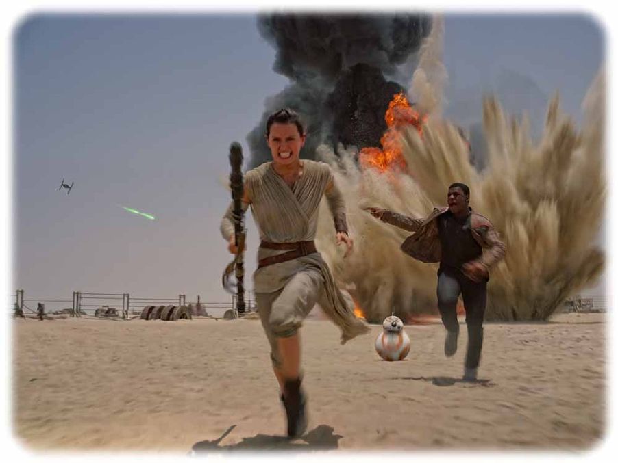 Daisy Ridley rennt als Rebellin Rey durch die außerirdische Wüste und hat anscherinend einen abtrünnigen Klon-Krieger im Schlepptau. Foto: Disney