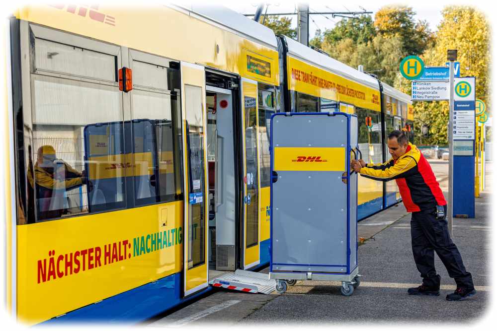 Die DHL-Paketbahn in Schwein. Foto: Jens Schlüter für DHL