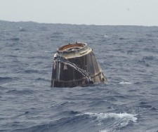 Die Drachenkapsel nach dem Aufschlag im Pazifik. Abb.: SpaceX