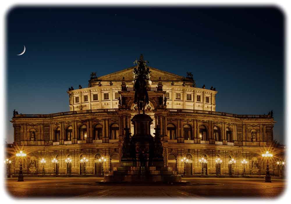 Die Semperoper in Dresden bei Nacht. Foto: 647980, https://pixabay.com/de/dresden-semperoper-historisch-749683/, CC0-Lizenz, https://creativecommons.org/publicdomain/zero/1.0/deed.de