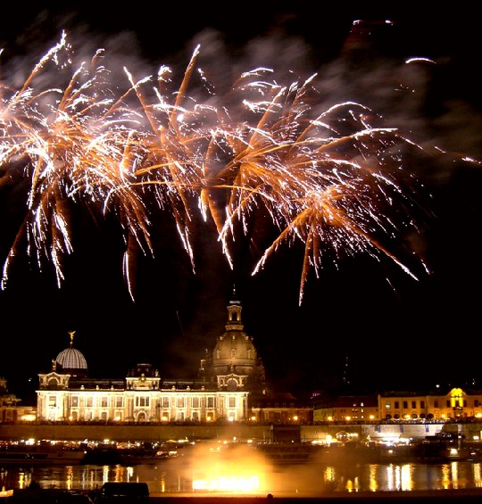 Feuerwerke - hier über der Dresdner Altstadt - sehen zwar schön aus, wirbeln aber Unmassen von Ultra-Feinstaub in die Luft. Foto: LHD, Christoph Münch