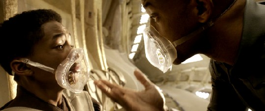 Der General (Will Smith) und sein Sohn (Jaden Smith) stranden auf einem feindlichen Planeten: der Erde. Foto. Sony