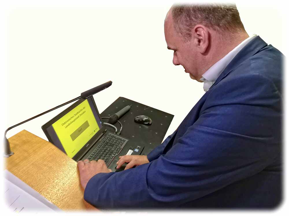 Dresdens Oberbürgermeister Dirk Hilbert startet das elektronische Stadtarchiv. Foto (bearbeitet, freigestellt): Heiko Weckbrodt