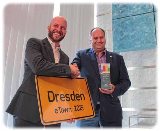 Freute sich sichtlich über den Preis: Wirtschaftsbürgermeister Dirk Hilbert (rechts) bekam das eTown-Schild vom deutschen Google-Sprecher Klaas Flechsig in die Hand gedrückt. Foto: hw
