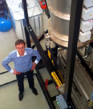Evico-Chef Oliver de Haas an einem der Spezialöfen, die die Supraleit-Trägerbänder strukturieren. Abb.: hw