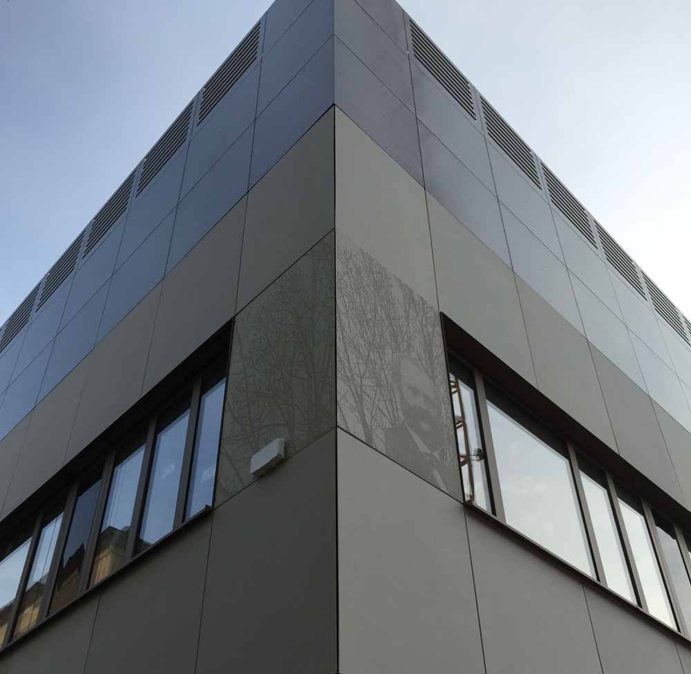 Carbonbeton-Fassade eines Bürogebäudes in Dresden. Foto. Jörg Singer