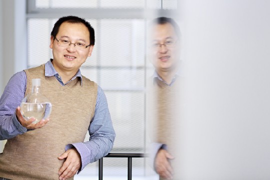 Der Chemiker Xinliang Feng will am Dresdner Elektronikzentrum cfaed auch kohlenstoffbasierte Schaltkreis.Technologien erforschen. Foto: cfaed