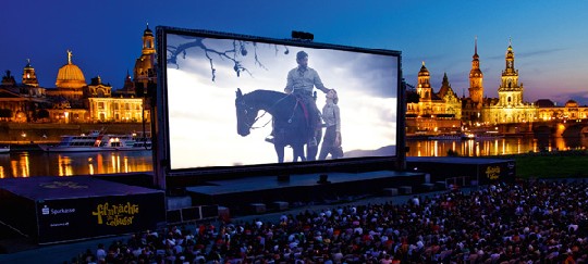Knapp 200.000 Besucher kamen 2014 zu den Filmnächten am Dresdner Elbufer. Foto: Filmnächte/PR