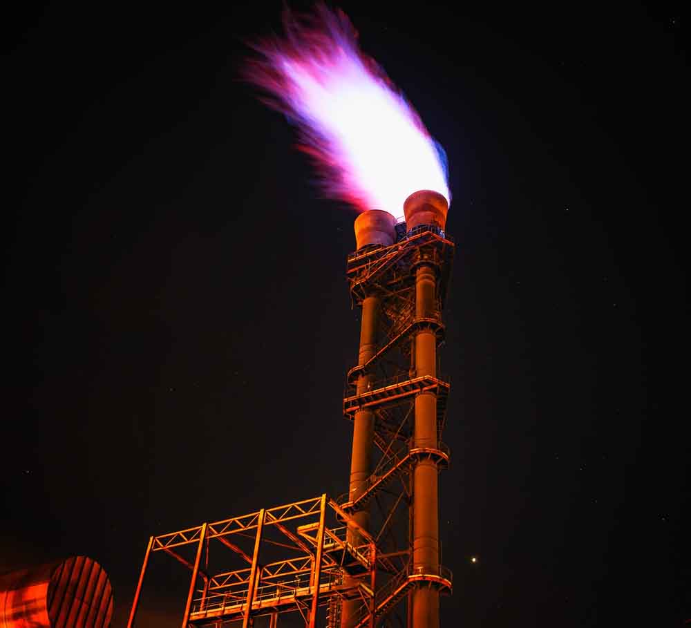 Gasfackel in einer Industrieanlage. Foto: Tama66, pixabay.com, CC0-Lizenz