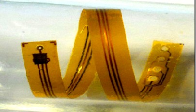 Kunststiffelektronik aus Polymer-Membranen und metallischen Dünnschichten: eine biegsame Magnetfeldsensor-Folie. Foto: IFW Dresden