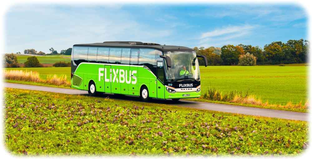 Ein grüner Flixbus auf einer Landstraße. Foto: Maxthrelfallphoto für Flix SE