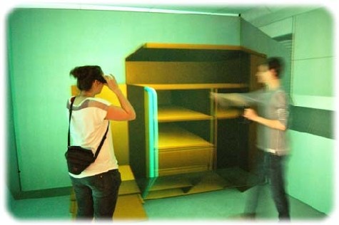 Die jungen Forscher probieren die neuen Möbel für die Alten in der Computer-Projektionshöhle aus. Abb.: TUD