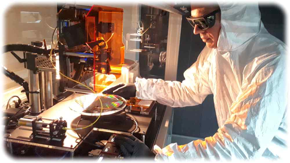 Wissenschaftler Christopher Taudt arbeitet an einem Aufbau zur optischen Analyse von Wafern in der Reinraumstrecke des Fraunhofer AZOM. Neue Methoden im Herstellungsprozess sollen ihre Qualität erhöhen und elektronische Komponenten zuverlässiger machen. Foto: Fraunhofer-IWS Dresden
