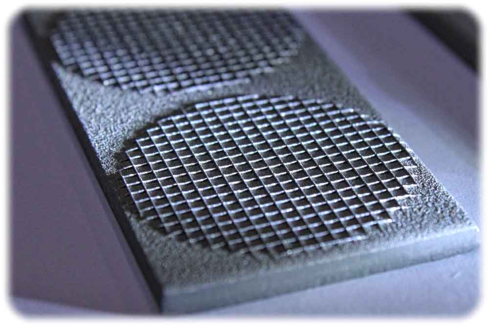 Mit Industrie-3D-Druckern - also "additiv-generativ" - gefertigte metallische Mikrostrukturen verklammern metallische Legierungen und Keramiküberzüge an Triebwerkseinläufen. Abb.: Fraunhofer IWS Dresden