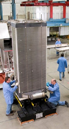 FuelCell-Mitarbeiter bereiten den weltweit längsten Brennstoffzellen-Stack vor. Foto: FuelCells