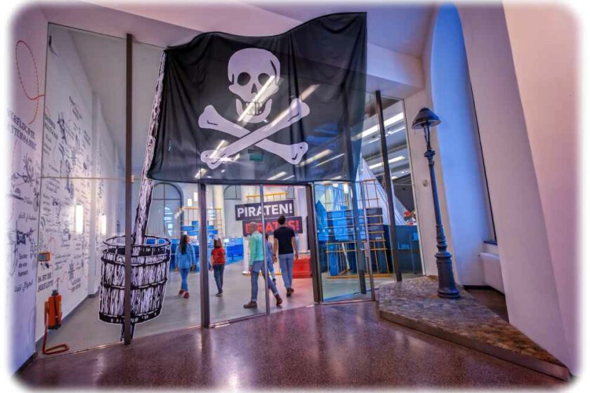 Titenkopf-flagge am Eingang der Piratenausstellung. Foto: Amac Garbe für das Verkehrsmuseum