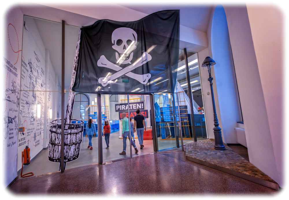 Titenkopf-flagge am Eingang der Piratenausstellung. Foto: Amac Garbe für das Verkehrsmuseum