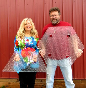 Julie und Scott Brusaw mit den Glasplatten ihrer Solarpaneele. Foto: Solar Roadways