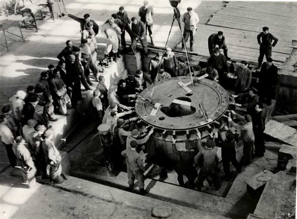Das Bild zeigt den einbau der Reaktorgrundplatte (um 1956?). Fotonachweis: VTKA