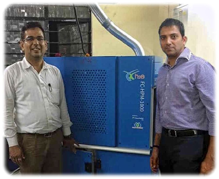 h2e-Gründer Amarnath Chakradeo und Siddharth R. Mayur mit einem Brennstoffzellen-System, das sie gemeinsam mit dem Fraunhofer-IKTS-Dresden entwickelt haben. 2016 soll die Serienproduktion in Indien starten. Foto: h2e Power Systems Inc.