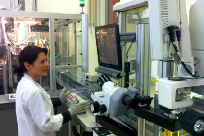 i2s-Elektronikerin Cornelia Lehmann überprüft mit der Mikroskopkamera, ob die 75 Mikrometer dünnen Chip-Kontaktierungen stimmen. Die Bonding-Technologie dafür hat Anlagenbauer Xenon der Halbleiterindustrie entlehnt. Abb.: hw