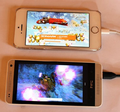 Das iPhone 5s (oben9 und das HTC One Mini beim Spiele-Benchmark "3DMark". Foto: Heiko Weckbrodt
