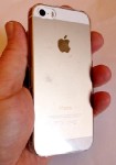Gibts nun auch in einer goldenen Ausführung - hier mit Glarsicht-Hülle: Das iPhone 5s von Apple. Foto: Heiko Weckbrodt