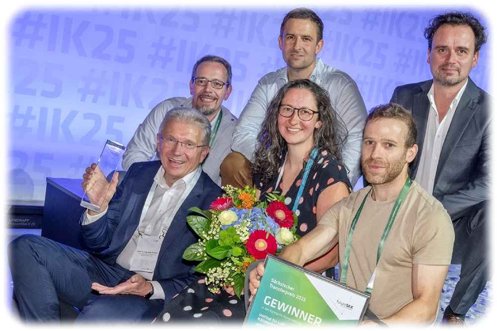 ILK-Chef Uwe Franzke (links) freut sich mit dem "Aqua Synergy"-Team über den Sächsischen Staatspreis für Transferprojekte. Foto: Katharina Grottker für das ILK