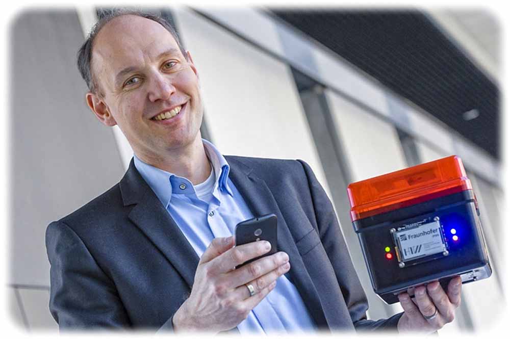 Prof. Dirk Reichelt von der HTW Dresden kann mit dem Smartphone Informationen aus der "intelligenten Materialbox" auslesen. Foto: HTW/ IPMS
