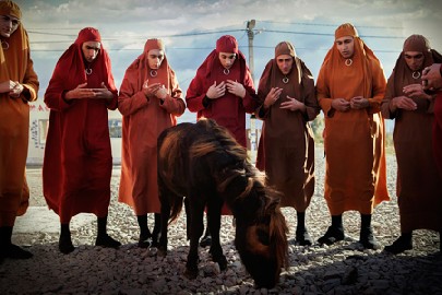 Die Dorfmänner beten das heilige Pferdchen an. Szenenfoto: Pandastorm
