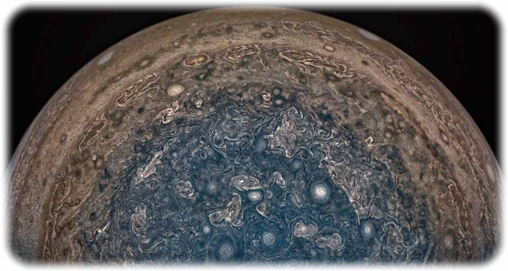 Der Südpol des Jupiters in einer farbverstärkten Juno-Aufnahme. Abb.: NASA/ JPL-Caltech, SwRI, MSSS, John Landino