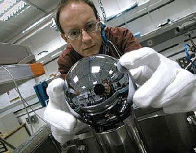 Arnold Nicolaus von der Physikalisch-Technischen Bundesanstalt sucht die ideale Silizium-Kugel - und will dann deren Atme genau auszählen. Foto: Okerlandarchiv, PTB