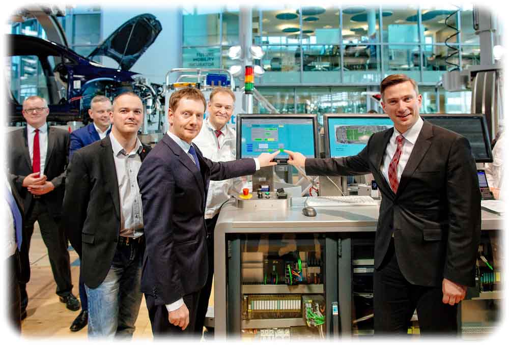 Der sächsische Ministerpräsident Michael Kretschmer (CDU, vorne links), Wirtschaftsminister Martin Dulig (SPD, rechts) und Manufaktur-Mitarbeiter Jens Schlender (Zweiter von rechts) haben heute den symbolischen Knopfdruck zur Verdoppelung der e-Golf-Produktion gegeben. Foto: Volkswagen