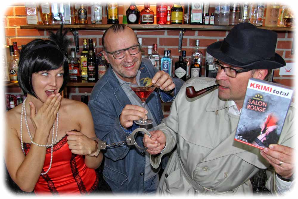 Cocktail-Experte Ulf D. Neuhaus und Spieledetektiv Jörg Meißner (rechts) versuchen im neuen Spiel "Nchts im Salon Rouge" herauszubekommen, ob die Varieté-Sängerin den Clubbesitzer ermordet hat. Foto: Krimitotal