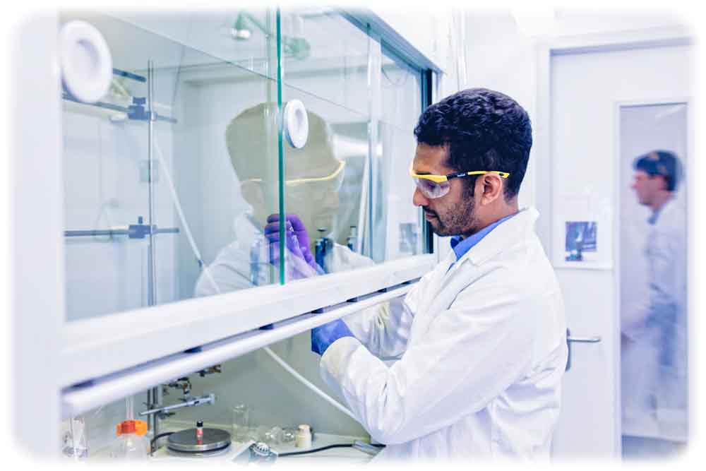 Dr. Alvin Thomas von Denovomatrix stellt Biomaterialien im Labor her. Foto: Magdalena Gonciarz