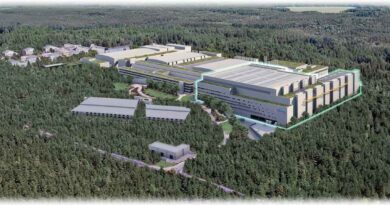 Die Visualisierung der Fabrik 4 (umrahmter Komplex rechts) lässt einerseits die Bastionsartige Fassadenstruktur erahnen, anderseits die Größe dieser "Smart Power Fab". Ganz links ist der ehemalige Qimonda-Reinraum zu sehen, der als Modul 3 inzwischen wieder Infineon gehört, in der Mitte die älteren 200-mm-Module Nummer 1 und 2. Foto und Visualisierung: Infineon