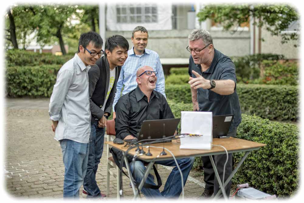 Freuen sich total: Mitarbeiter von Telekom und Huawei testen in Berlin den 1-Gigabit-Funk - eine "aufgebohrte" LTE-Variante. Foto. Deutsche Telekom